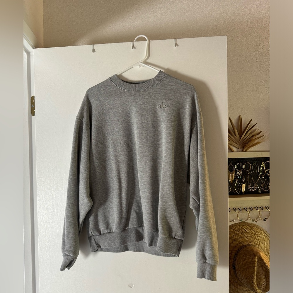 ALO YOGA crew neck accolade sweatshirt. Grey. Size small.